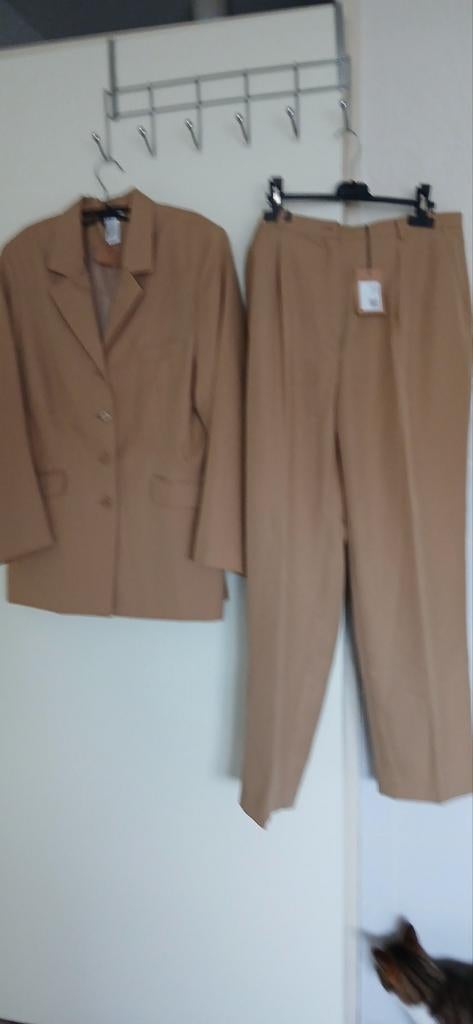 Prachtig broekpak mt 42/ 44 nieuwstaat  zandkleur, Verzenden, Zo goed als nieuw, Maat 42/44 (L), Beige