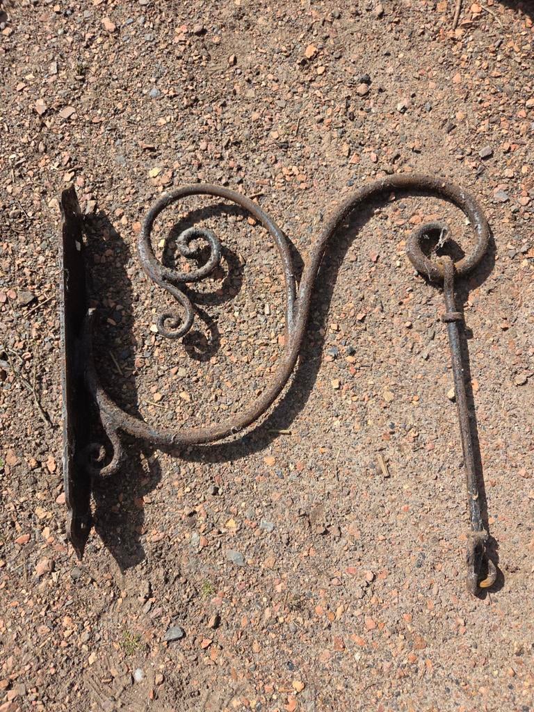 Metalen muurbeugel met krullen, Ophalen