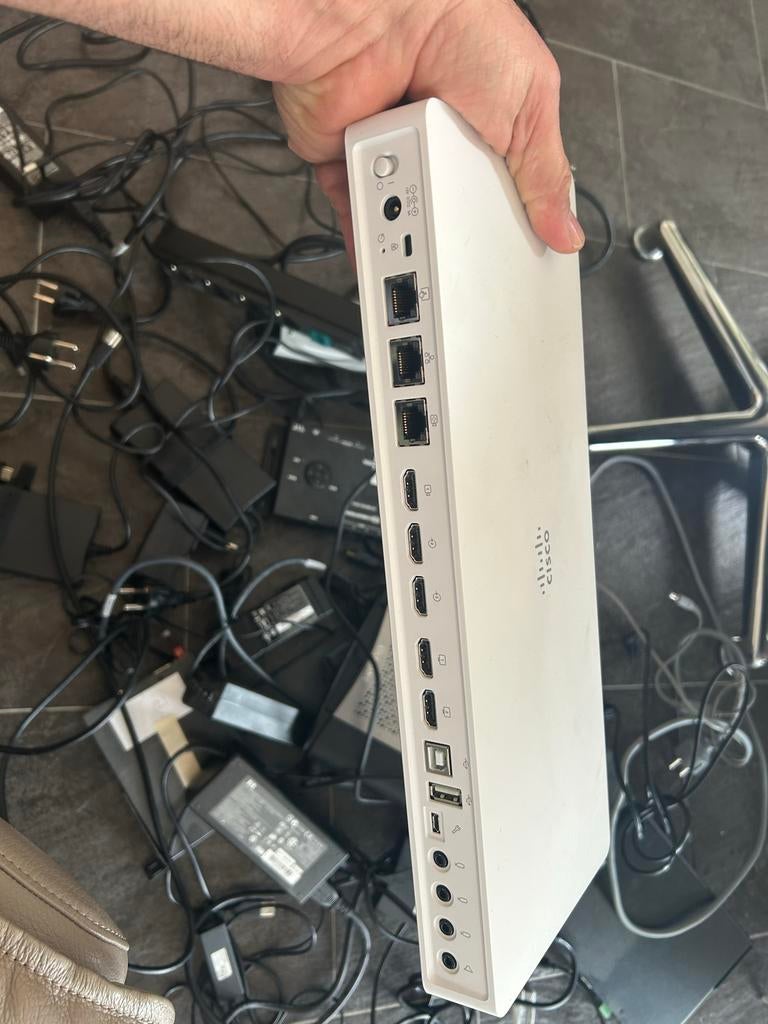 Partij computer hardware: monitoren, Bachman desk unit, kabe, Computers en Software, Overige Computers en Software, Ophalen of Verzenden