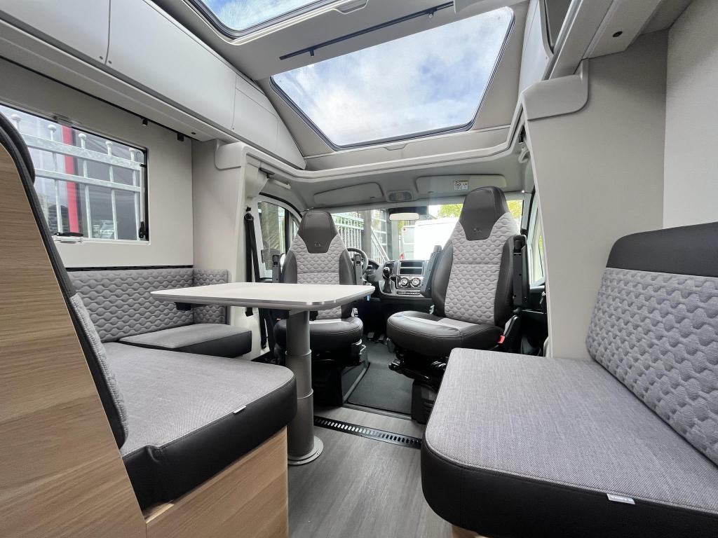 Adria Coral Plus 670 SC - QUEENSBED, Automaat, Standaard zit, Fiat, Bedrijf