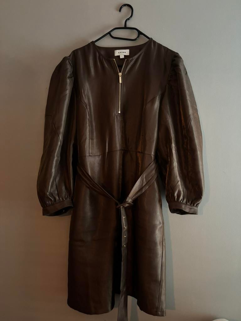 Prachtige nieuwe jurk van Aaiko licht glanzende stof maat L, Bruin, Maat 42/44 (L), Ophalen of Verzenden, Zo goed als nieuw