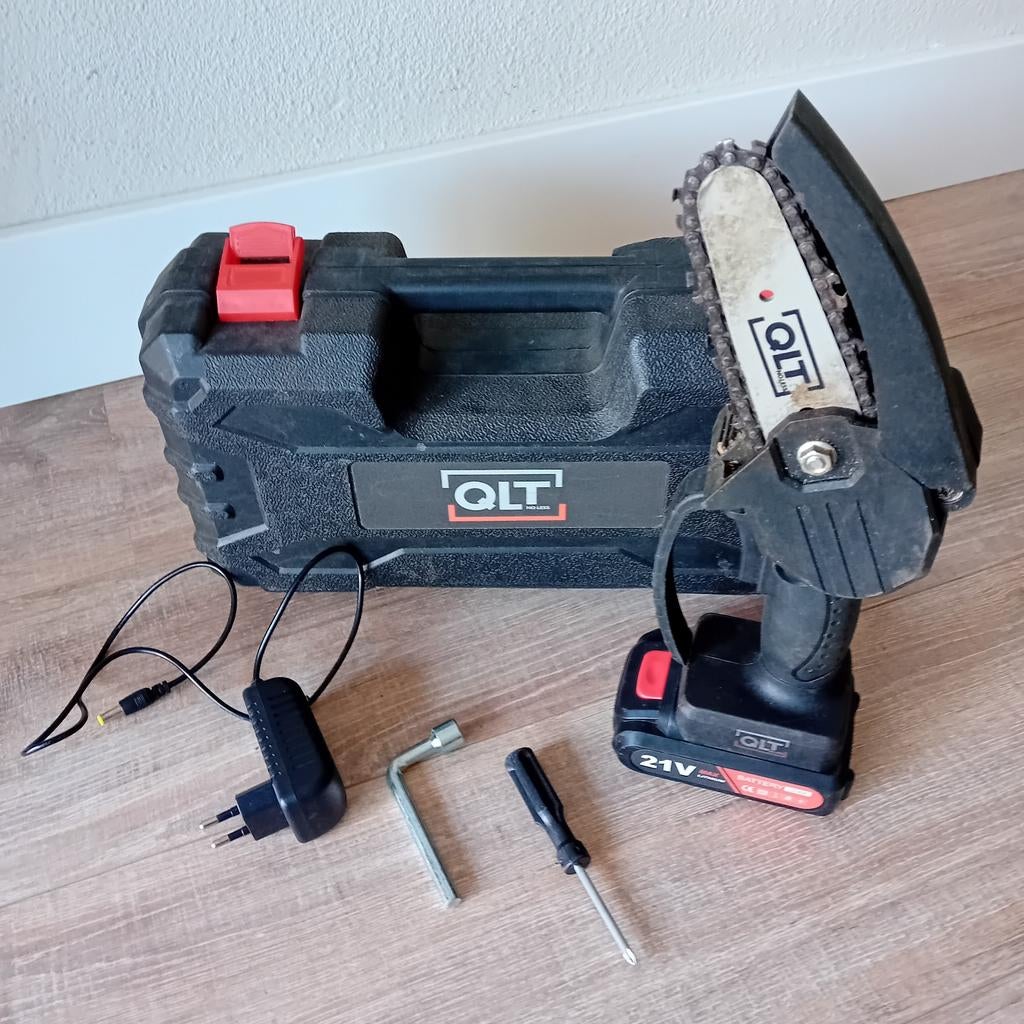 QLT Mini Kettingzaag op Accu in Stevige Koffer met Oplader, Ophalen, Zo goed als nieuw, Kettingzaag, QLT