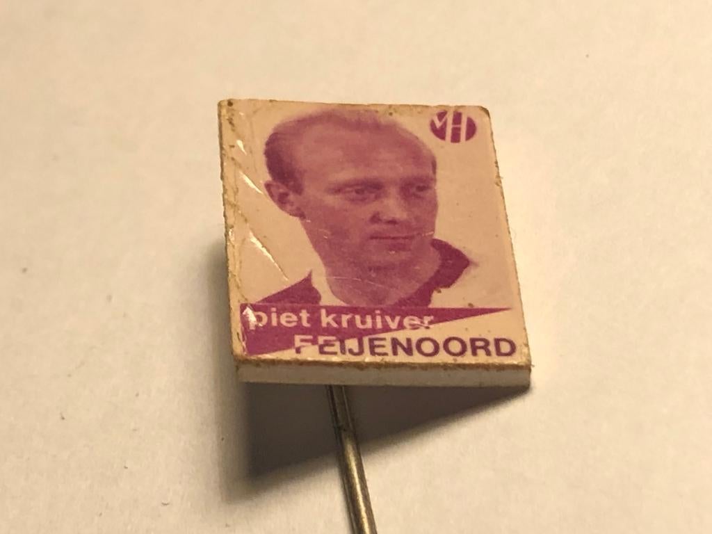 Plastic PIET KRUIVER VOETBALLER FEIJENOORD Speld., Verzenden, Zo goed als nieuw, Sport, Speldje of Pin