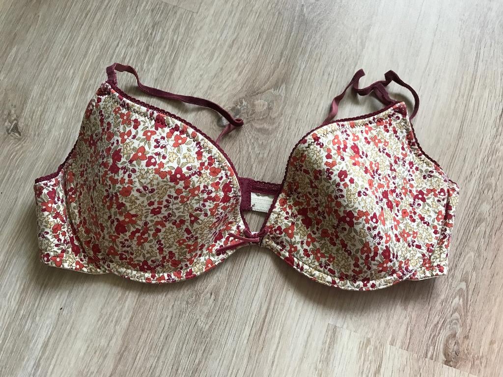 Zara bordeaux voorgevormde beugel BH 85C met bloemendessin, Kleding | Dames, Ondergoed en Lingerie, Zara, Ophalen of Verzenden