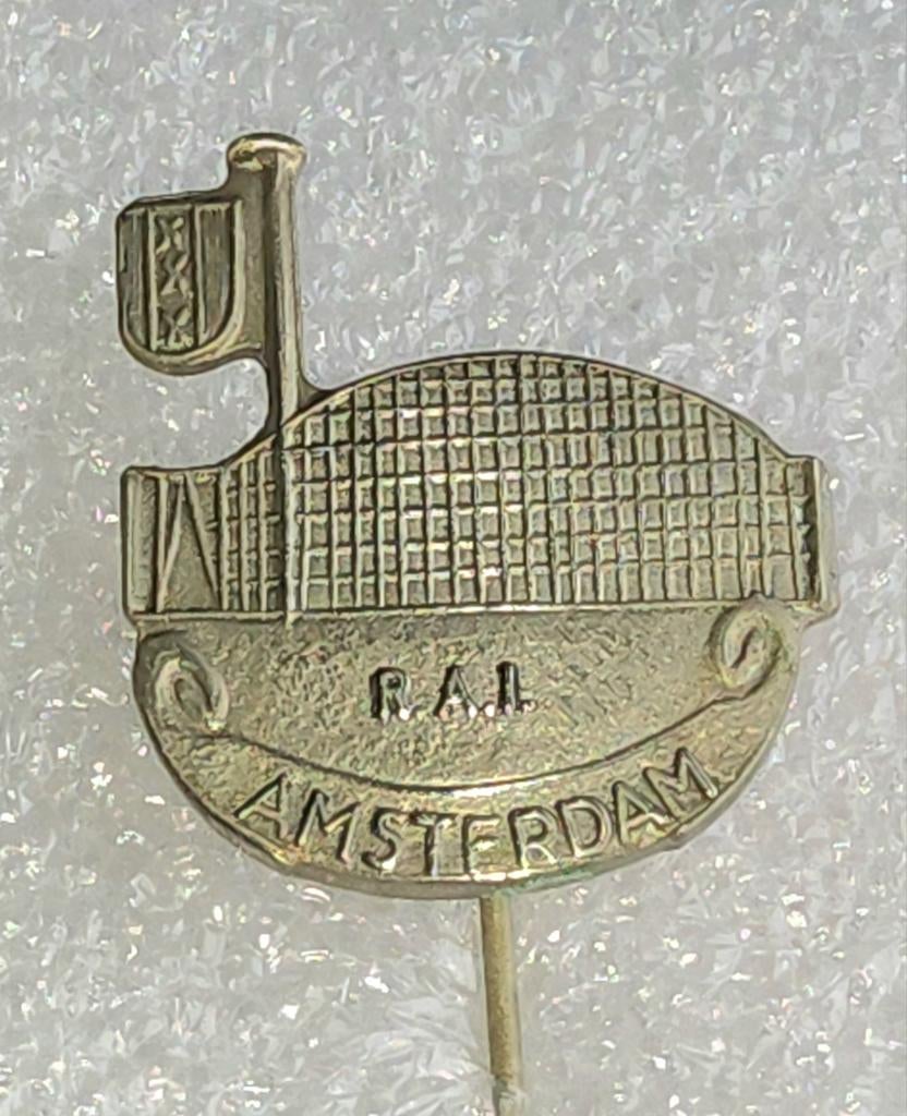 Vintage RAI Amsterdam Speldje met Vlag en Grachtenhuis, Ophalen of Verzenden, Zo goed als nieuw, Stad of Land, Speldje of Pin