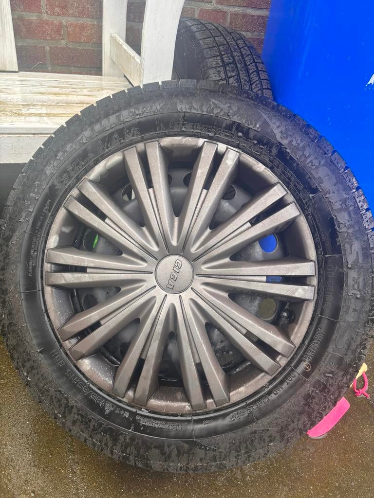 15 inch VW Polo banden met wieldoppen, Auto-onderdelen, Banden en Velgen, Gebruikt, 15 inch, All Season, Band(en)