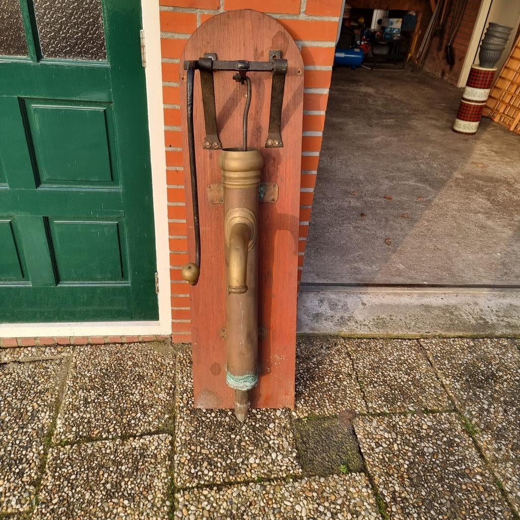 Antieke koperen waterpomp op houten plank, Antiek en Kunst, Antiek | Koper en Brons, Ophalen