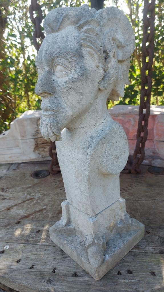 De Duivel uitgekapt in steen ca 46 cm h, Ophalen