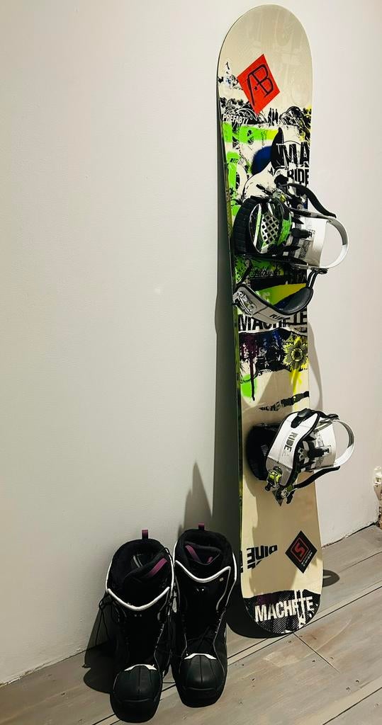 Snowboard met bindingen en Salomon schoenen maat 44, Sport en Fitness, Snowboarden, Ophalen of Verzenden, Zo goed als nieuw, Board