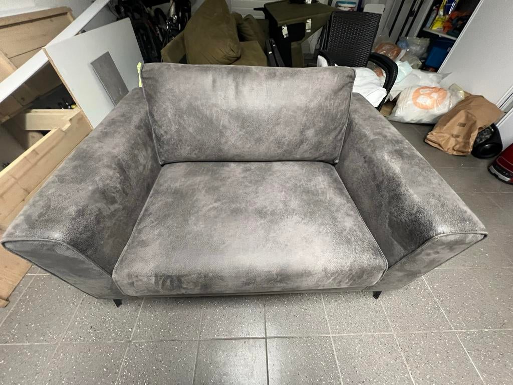 Mooie grijze Loveseat, Ophalen, Zo goed als nieuw, Leer, 75 tot 100 cm