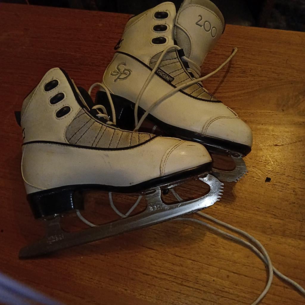 Mooie nog nette kunstschaatsen maat 39, Ophalen of Verzenden, Zo goed als nieuw, Kunstschaatsen, Overige merken