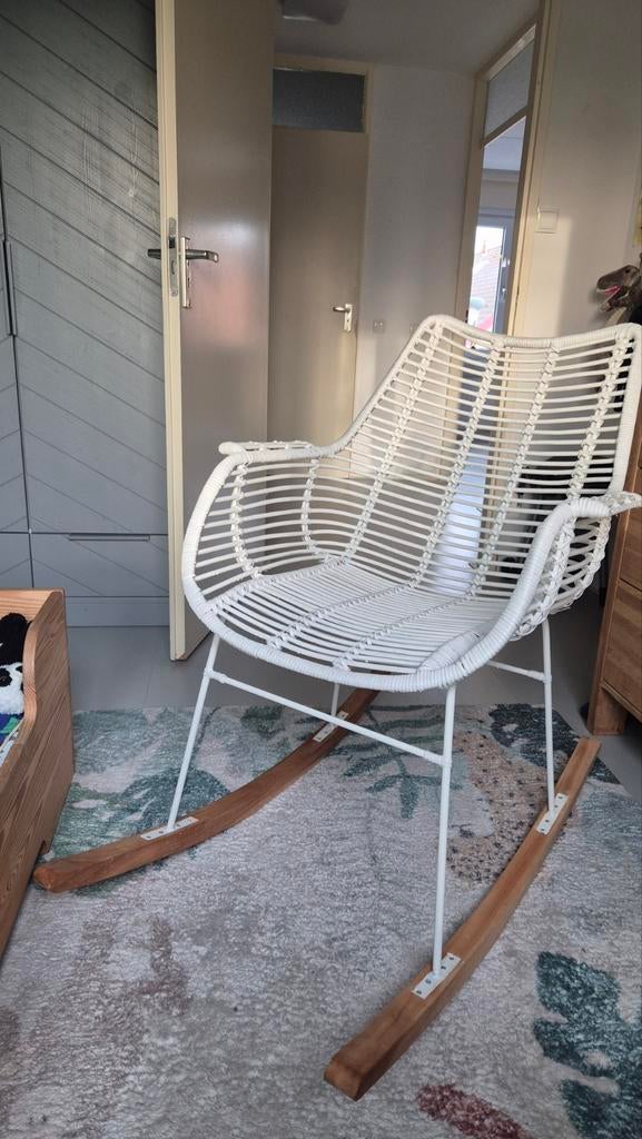 Witte rotan schommelstoel, Ophalen, Zo goed als nieuw, Eenpersoons, Binnen