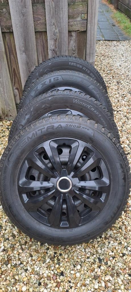 Winterbanden 185/65 R15 met velg en wieldoppen, Gebruikt, 15 inch, Banden en Velgen, Personenwagen