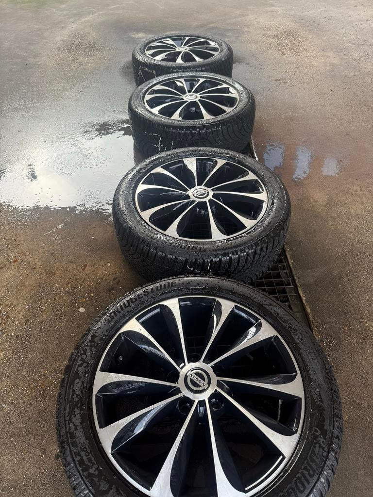 Nissan 17" Velgen met Winterbanden 215/50R17, Auto-onderdelen, Banden en Velgen, Ophalen, Banden en Velgen, 17 inch, Winterbanden