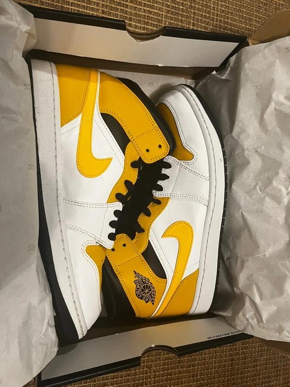 Jordan 1 Mid University Gold - 44.5, Kleding | Heren, Schoenen, Overige kleuren, Nike Jordan, Nieuw, Ophalen of Verzenden