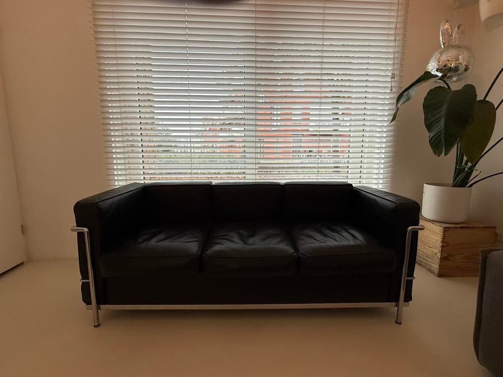 Le Corbusier Stijl Bank met bijpassende salontafel, Ophalen, Gebruikt, Driepersoons, 75 tot 100 cm
