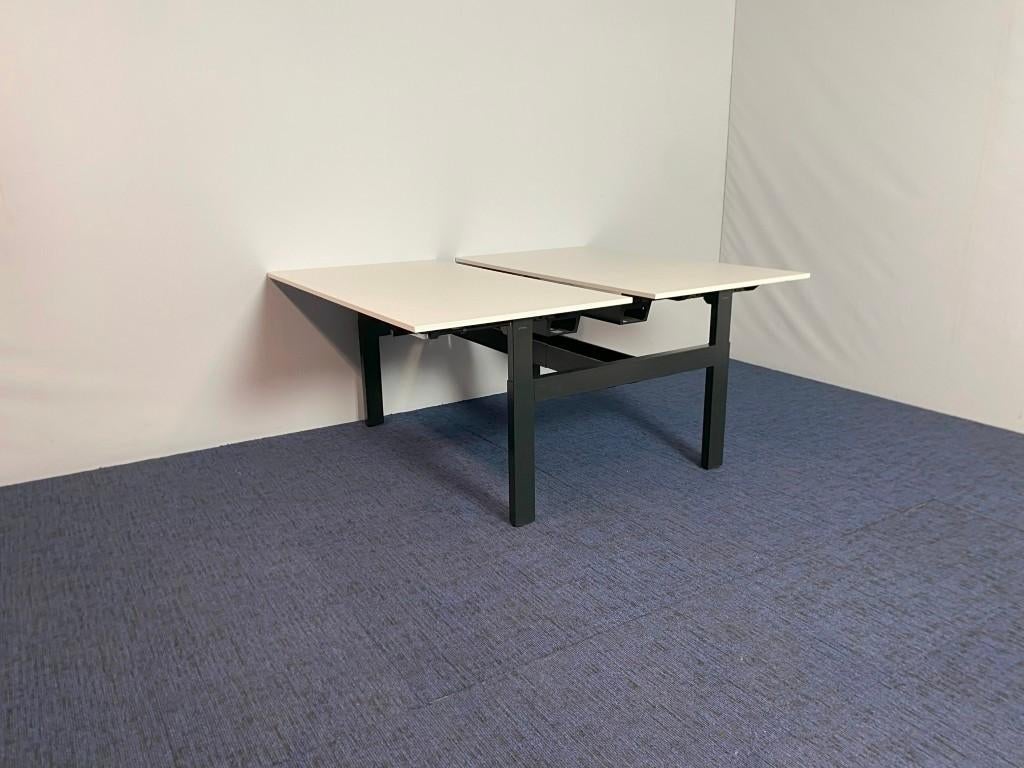 11 x Bench bureau Ahrend Balance, wit/zwart, 140 x 170 cm.