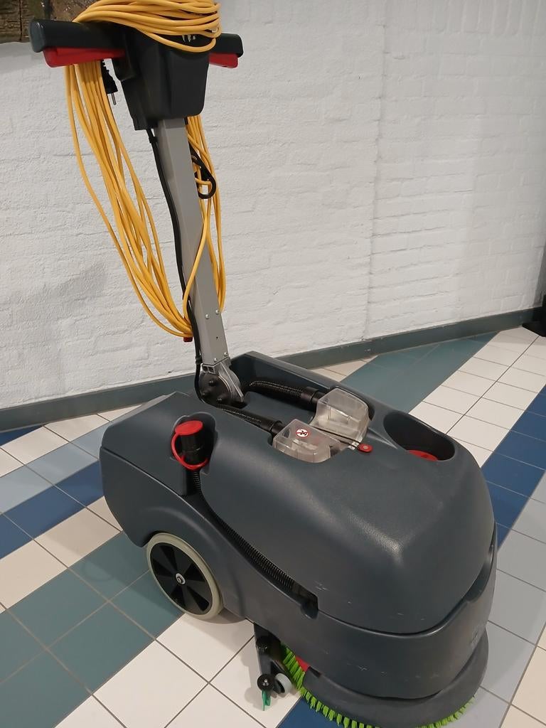 Nauwelijks gebruikte Numatic borstelmachine., Doe-het-zelf en Verbouw, Reinigingsmachines, Ophalen, Zo goed als nieuw