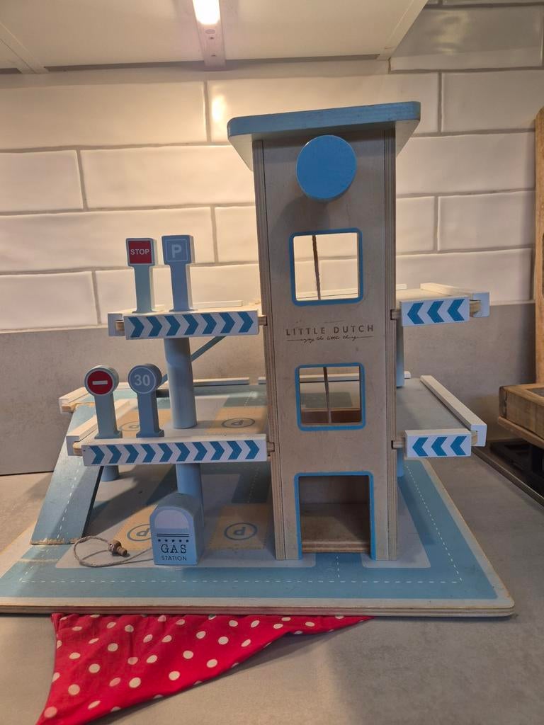 Little Dutch Houten Garage Speelgoed, Kinderen en Baby's, Speelgoed | Houten speelgoed, Ophalen, Zo goed als nieuw, Rij- of Hobbelspeelgoed