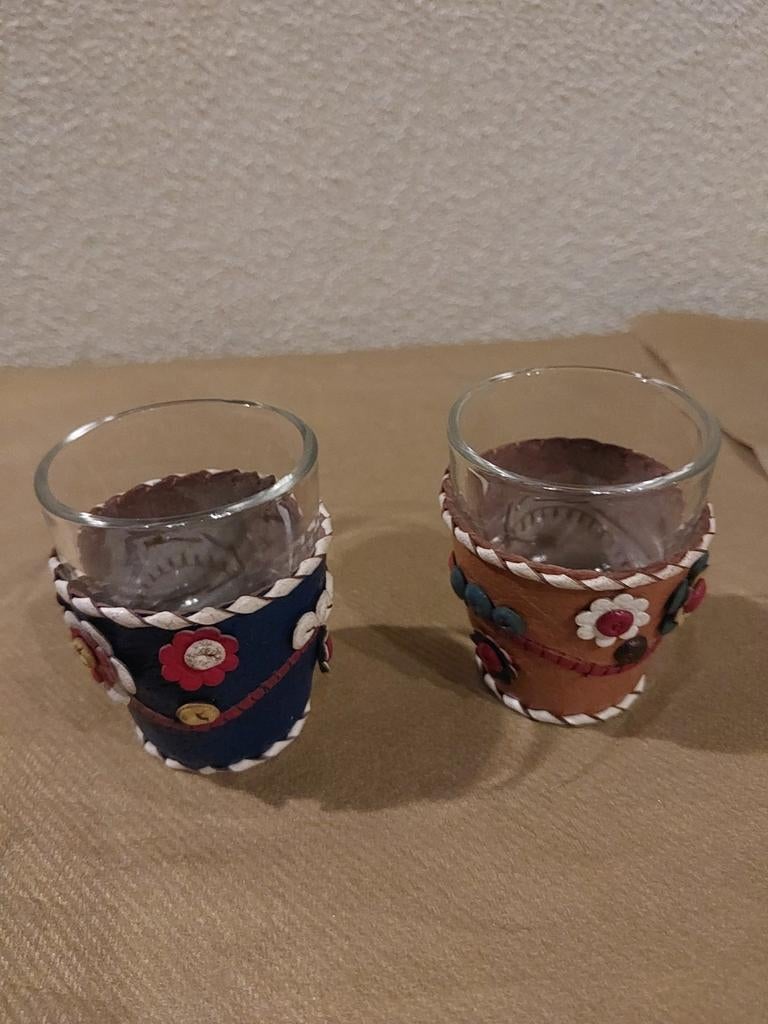 Leuke borrelglaasjes in leren hoesje met bloemmotief, Antiek en Kunst, Antiek | Glas en Kristal, Ophalen of Verzenden