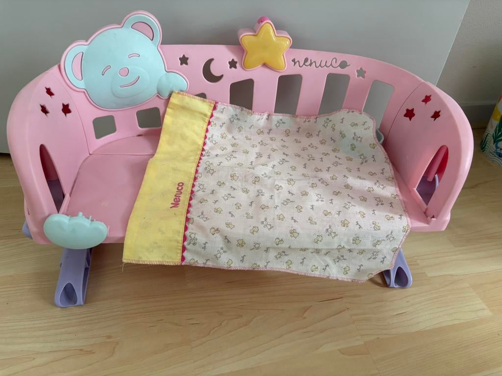 Nenuco poppenbedje met licht en geluid, Ophalen, Gebruikt, Babypop