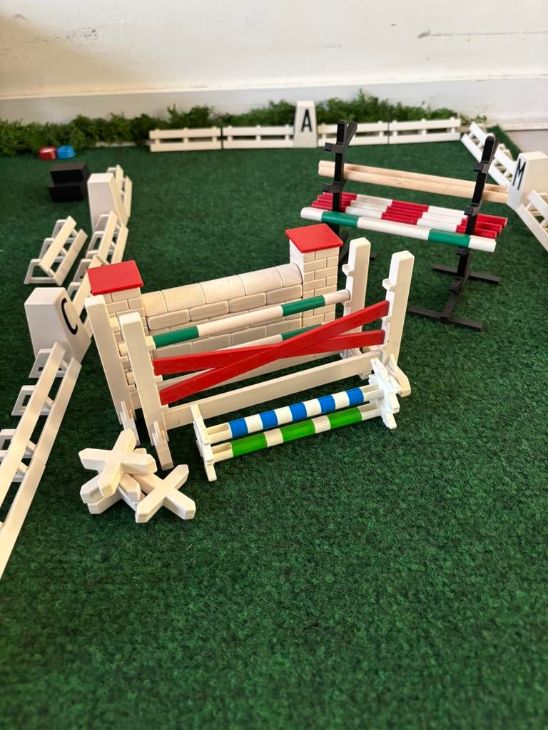 Schleich hindernissen en balkenhouder, Verzamelen, Dierenverzamelingen, Ophalen of Verzenden, Zo goed als nieuw, Paard, Beeldje of Figuurtje