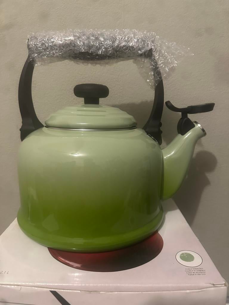 Le Creuset Tradition fluitketel - kiwi (nieuw met schade), Ophalen of Verzenden, Nieuw