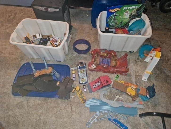 hot wheels spul en wat gewone auto's 2 bakken vol, Ophalen, Gebruikt, Overige merken, Met looping