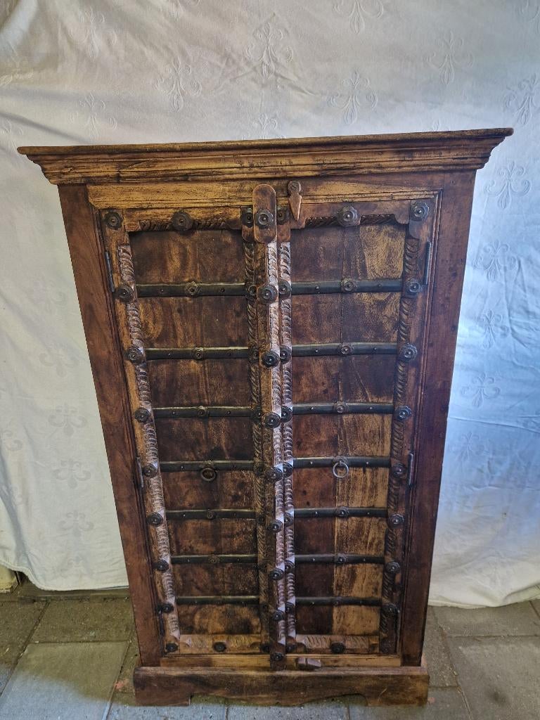 Massief houten kast India, Ophalen