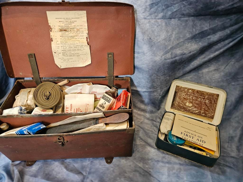 Twee vintage EHBO koffers met inhoud - Medisch, Ophalen of Verzenden