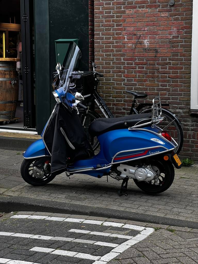 Vespa sprint 2021 | mat blauw, Fietsen en Brommers, Scooters | Vespa, Ophalen, Zo goed als nieuw, Benzine, Vespa S