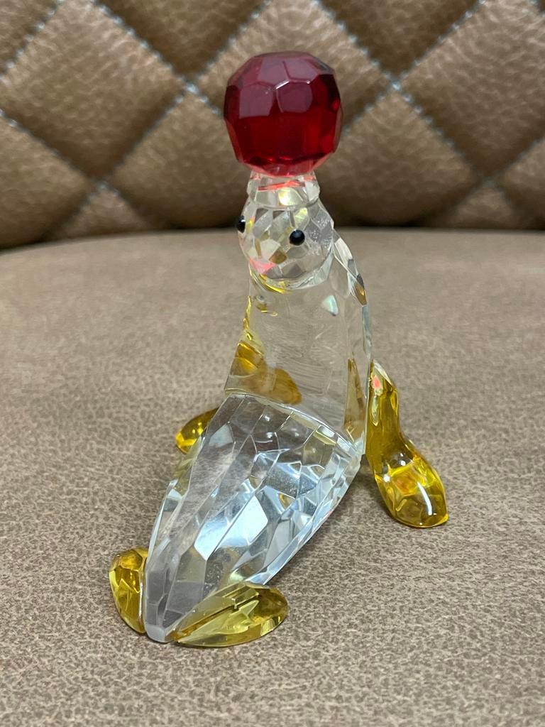 Swarovski zeehondje met rode bal, Ophalen of Verzenden, Zo goed als nieuw, @, /