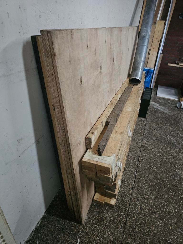 Partij stevige houten balken en platen te koop., Doe-het-zelf en Verbouw, Hout en Planken, Ophalen of Verzenden, Zo goed als nieuw