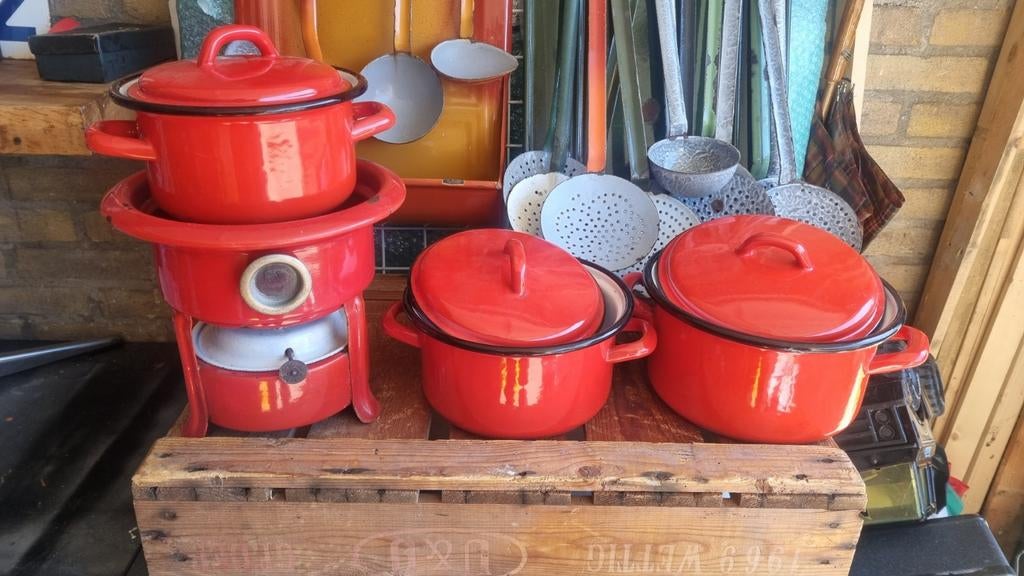 Leuke rode set: 1-pits petroleumstel en 3 rode pannen, Antiek en Kunst, Antiek | Keukenbenodigdheden, Ophalen of Verzenden