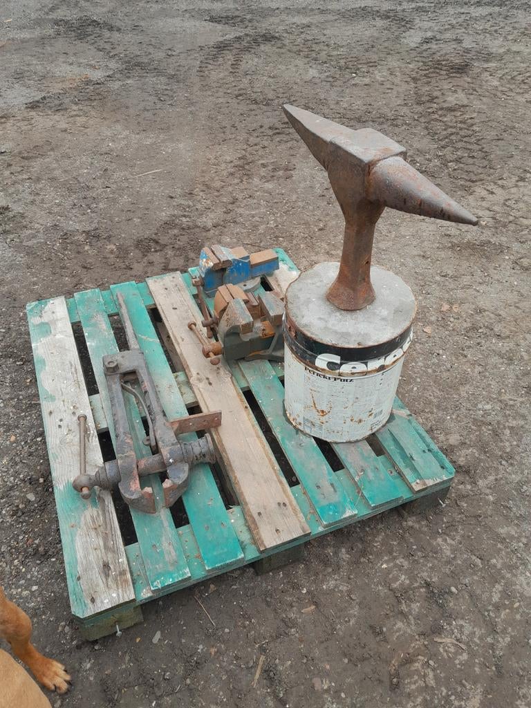 Aambeeld. Bankschroef. Staartbankschroef., Ophalen