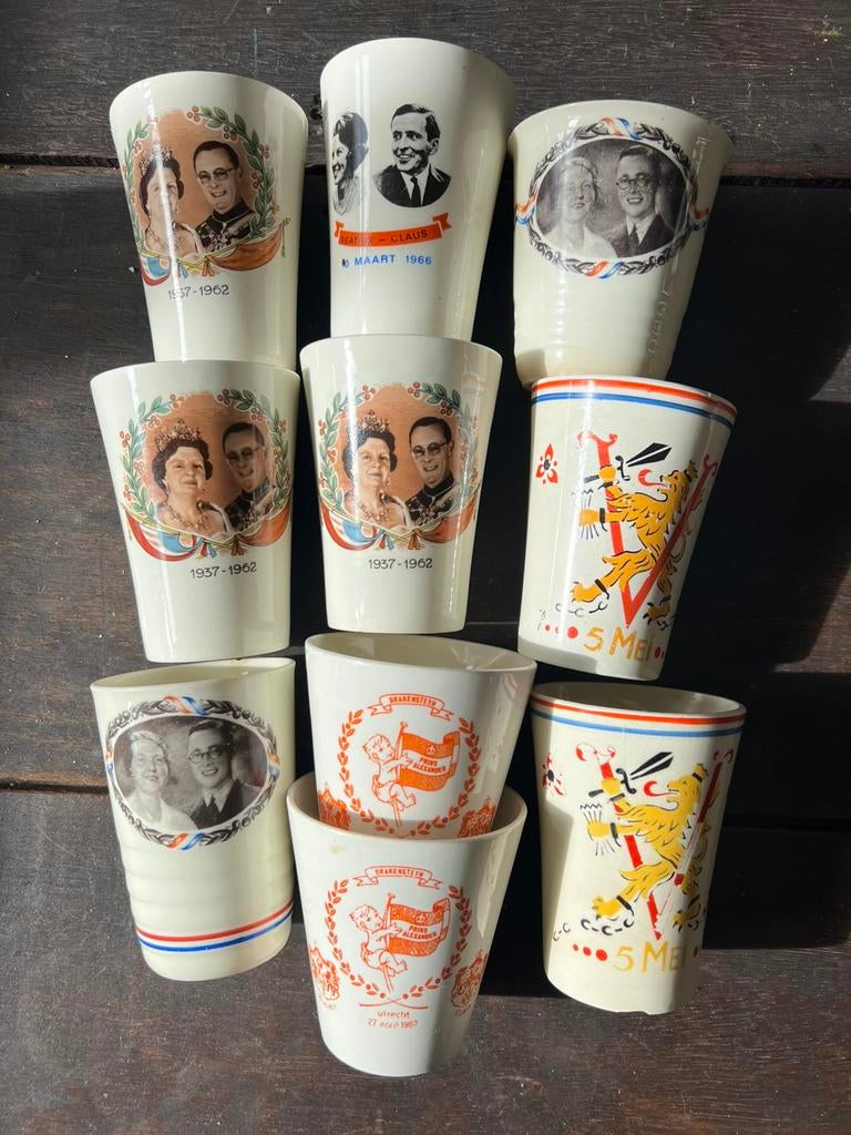 Te koop: 10 herdenkingsbekers koninklijk huis en bevrijding, Verzamelen, Ophalen of Verzenden, Gebruikt, Servies