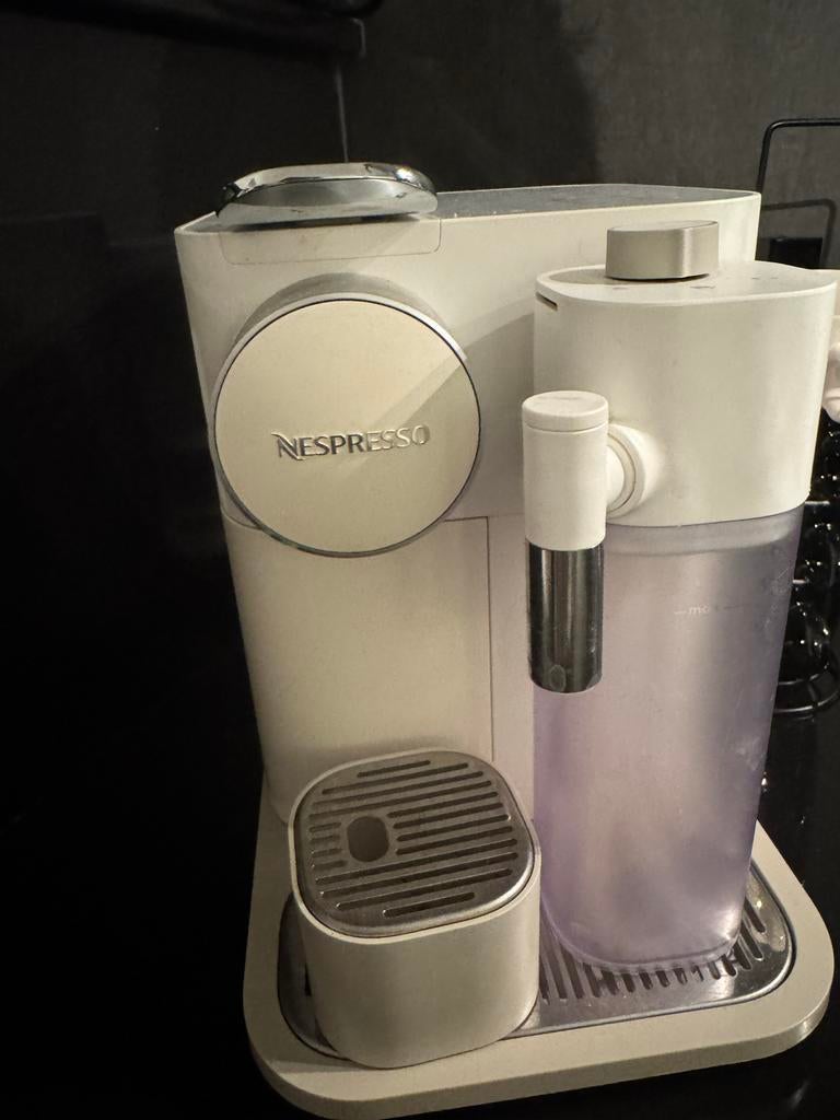 Nespresso De'Longhi gran Lattissima Koffiezetapparaat, Ophalen, Koffiemachine, Zo goed als nieuw, 4 tot 10 kopjes