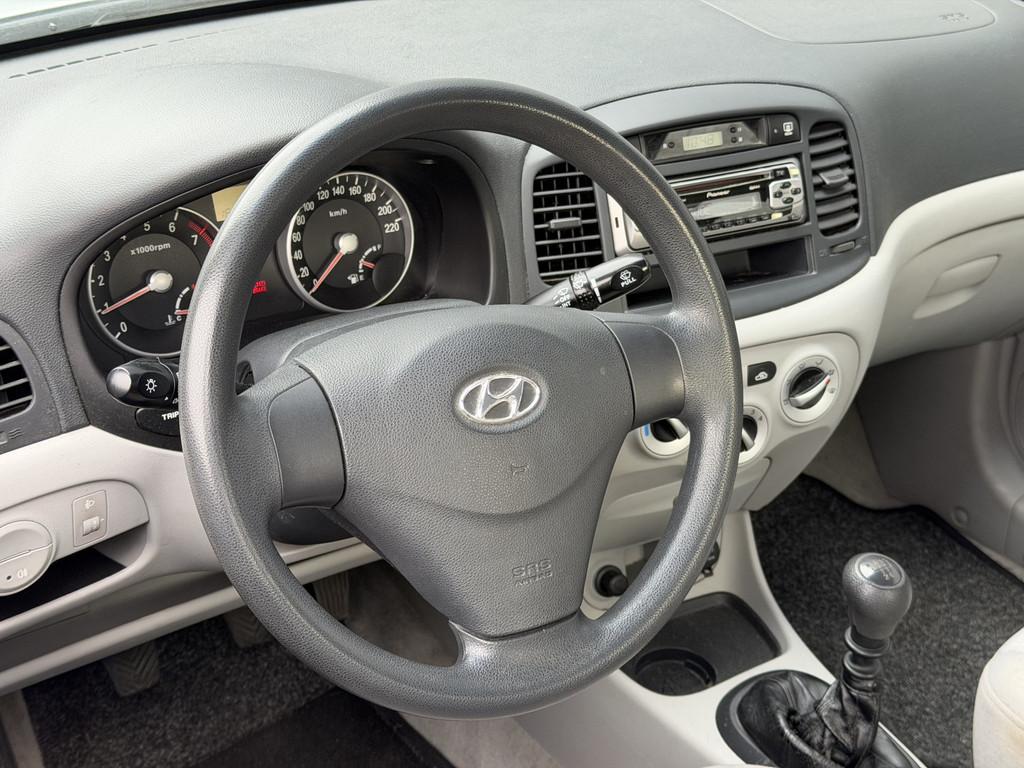 Hyundai Accent 1.4i Dynamic | Airco | 1ste eig | Elektrische, Auto's, Voorwielaandrijving, Zwart, 4 cilinders, Origineel Nederlands