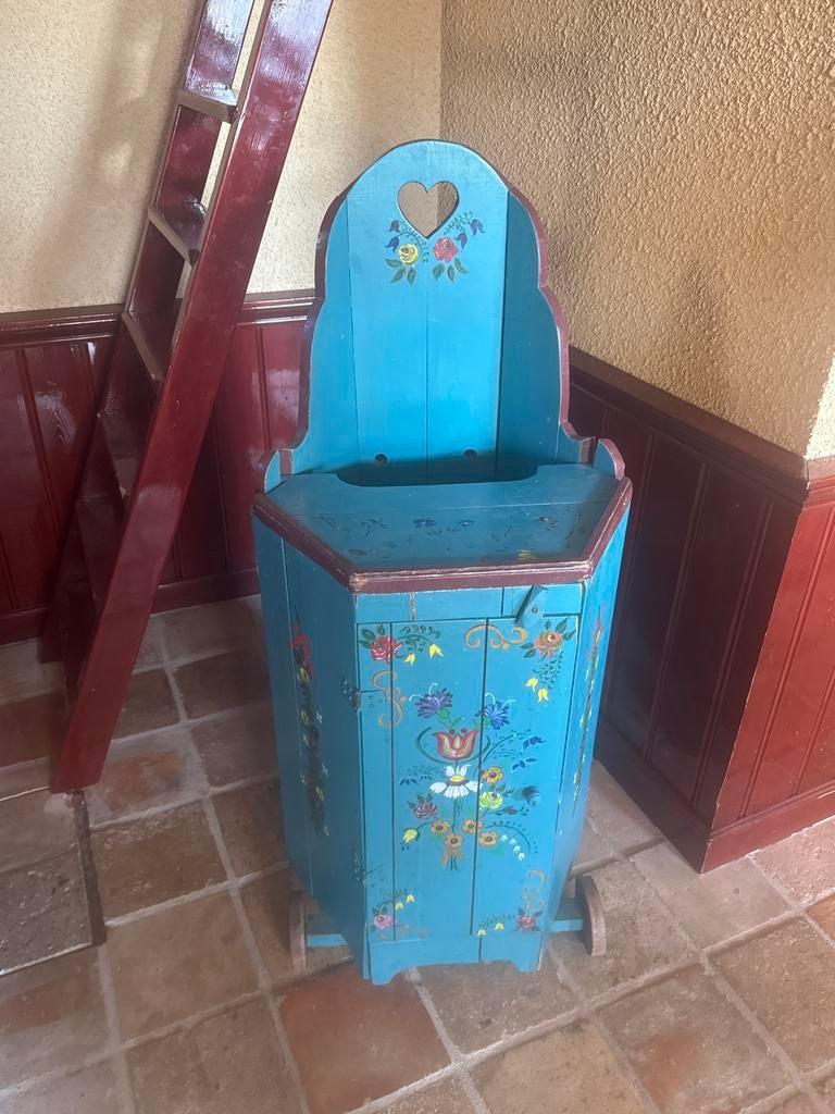 Antieke beschilderde Hindeloopen kinderstoel op wielen, Ophalen of Verzenden