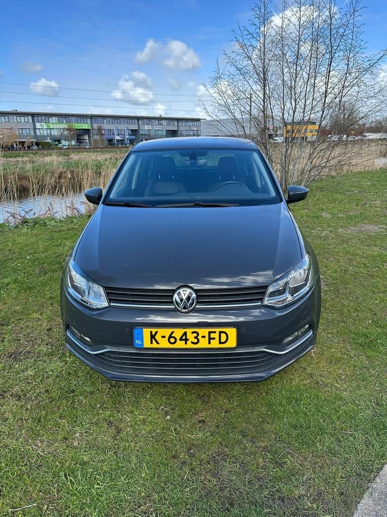 Volkswagen Polo 1.0 TSI 55KW 2014 Grijs, Auto's, Voorwielaandrijving, USB, Euro 6, Alcantara