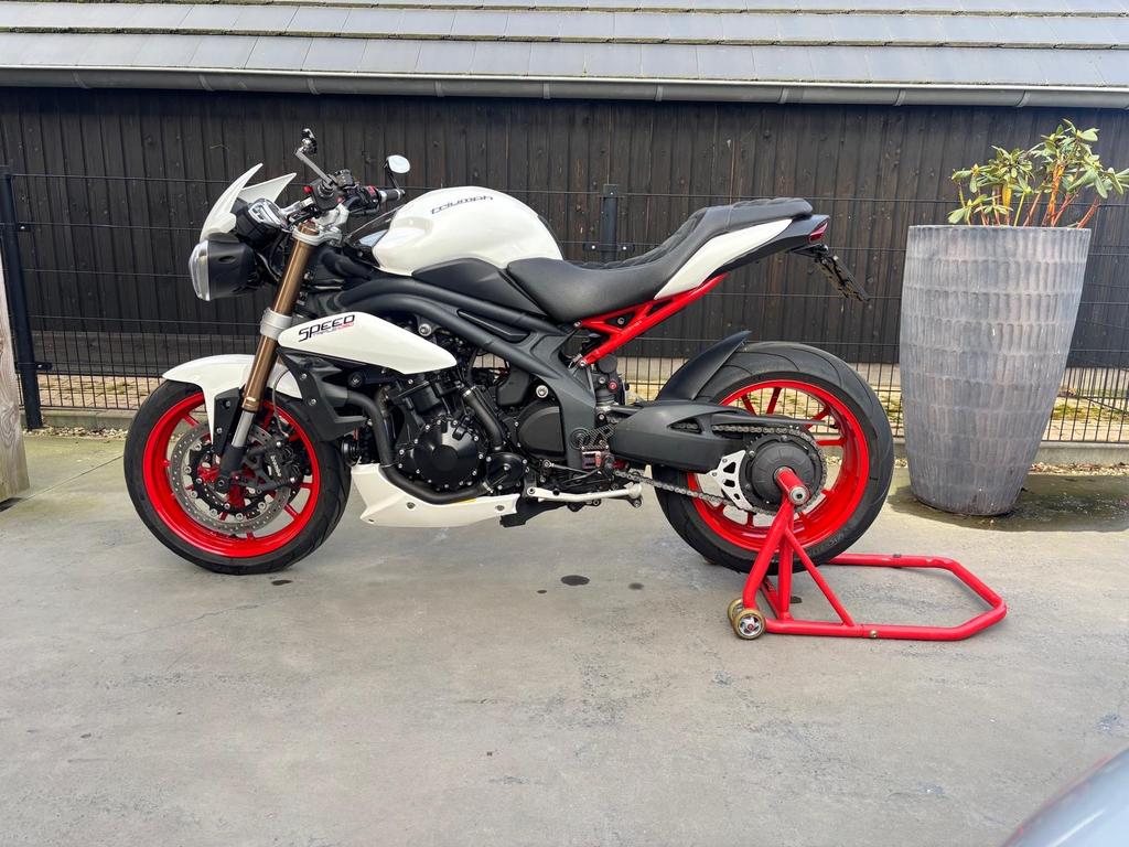 Triumph Speed Triple 1050 - 2011 - Naked Bike, Motorrijbewijs A, 3 cilinders, Particulier, 1050 cc