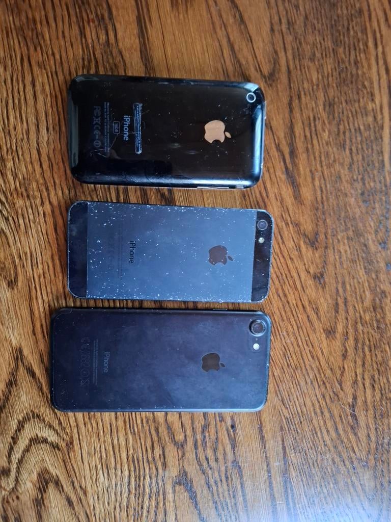 Partij van 3 iPhones: iPhone 2G, iPhone 5, iPhone 7, Telecommunicatie, Mobiele telefoons | Apple iPhone, Gebruikt, Zwart, Ophalen of Verzenden