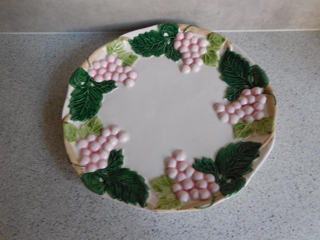 Bord 23 cm. Druiven Majolica of Barbotine Handmade, Antiek en Kunst, Antiek | Keramiek en Aardewerk, Ophalen of Verzenden