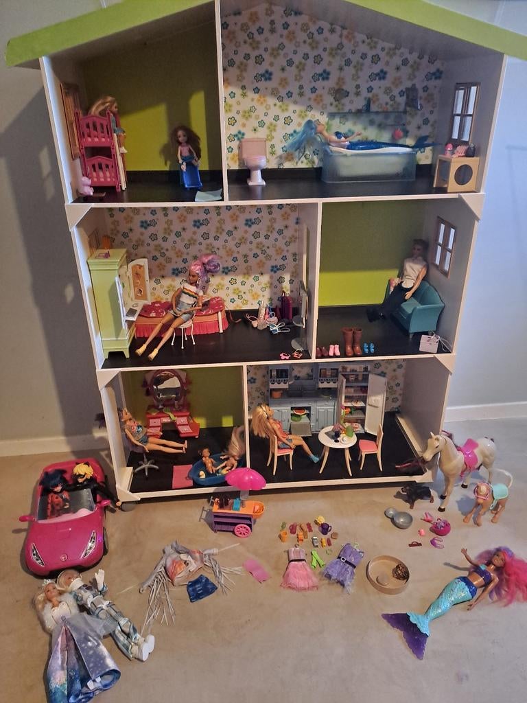 Groot barbiehuis met meubels, barbies, auto en paarden, Ophalen