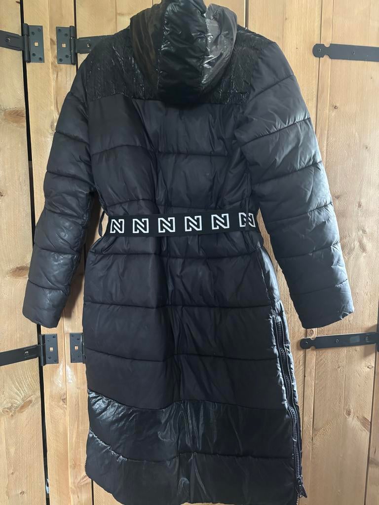 Nikkie jas - Zwarte gewatteerde jas met riem, Kleding | Dames, Jassen | Winter, Ophalen of Verzenden, Zo goed als nieuw, Maat 38/40 (M)