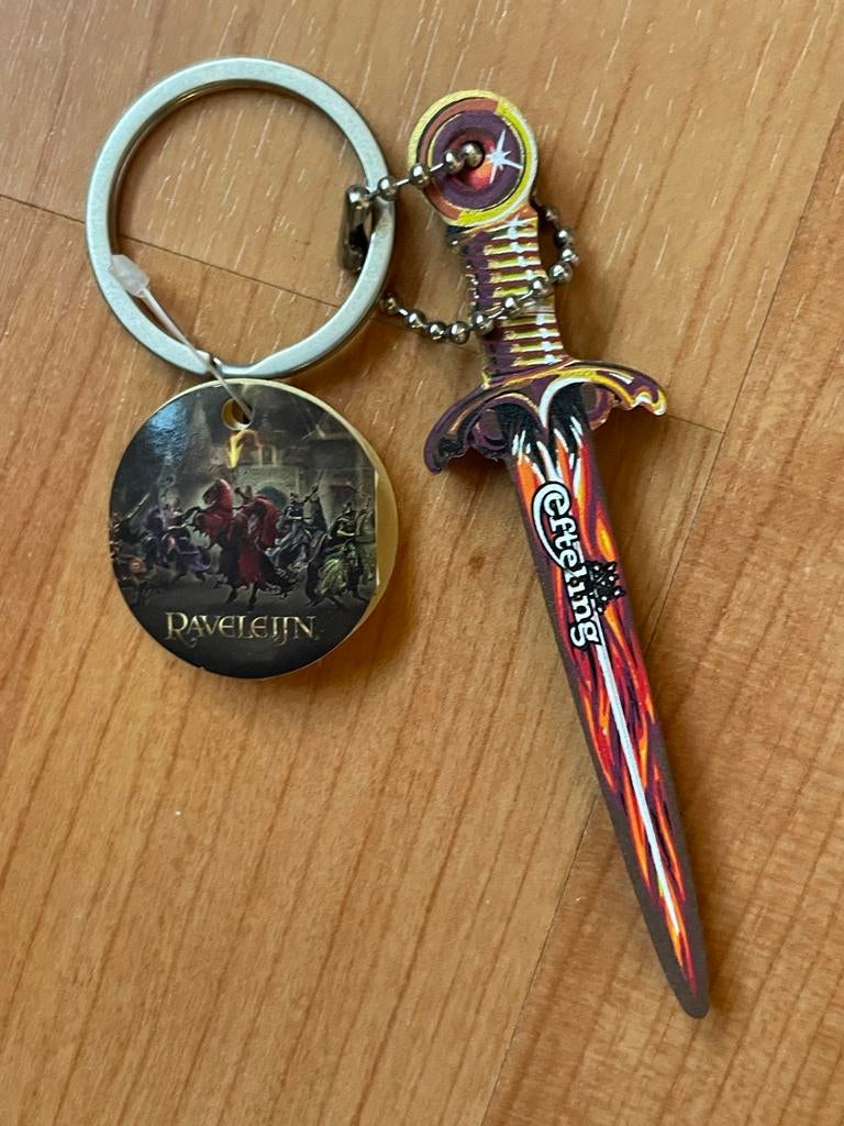 Efteling Raveleijn Sleutelhanger Zwaard en Medaillon, Verzamelen, Efteling, Ophalen of Verzenden, Zo goed als nieuw, Gebruiksvoorwerp
