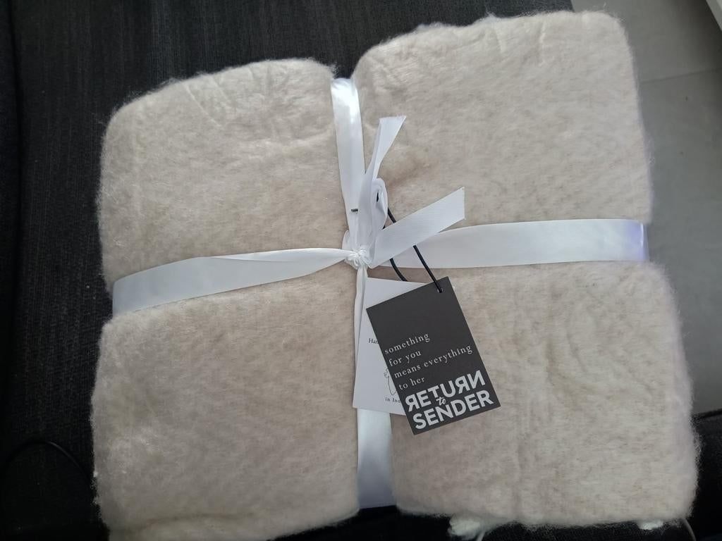 Return to sender plaid zandkleur, Huis en Inrichting, Woonaccessoires | Plaids en Woondekens, Ophalen of Verzenden, Nieuw