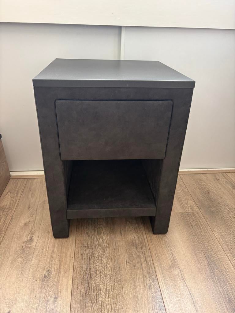 Nachtkastje met lade en open vak., Huis en Inrichting, Slaapkamer | Nachtkastjes, Ophalen, Minder dan 45 cm, 55 tot 70 cm, Zo goed als nieuw