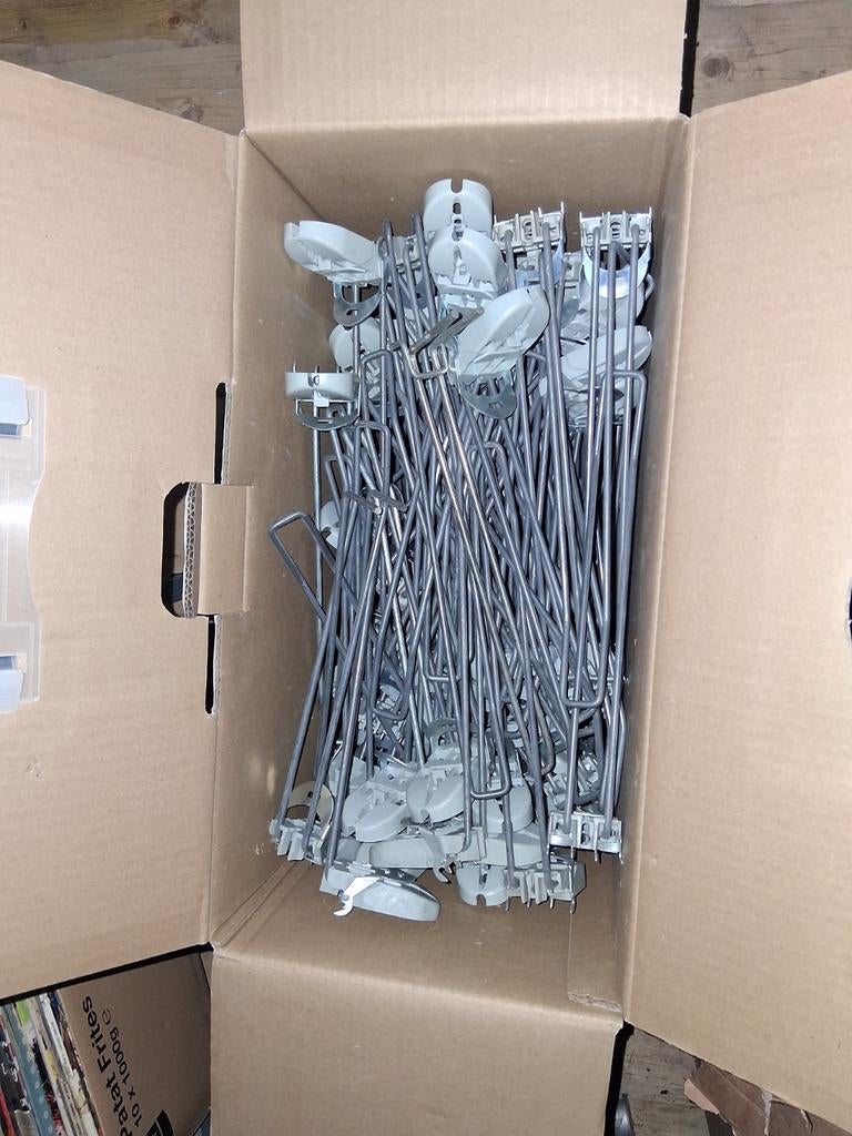 Partij metalen haken en platen voor winkelinrichting, Ophalen