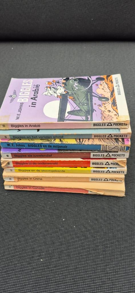 8 Biggles pockets, Boeken, Ophalen of Verzenden, Gelezen